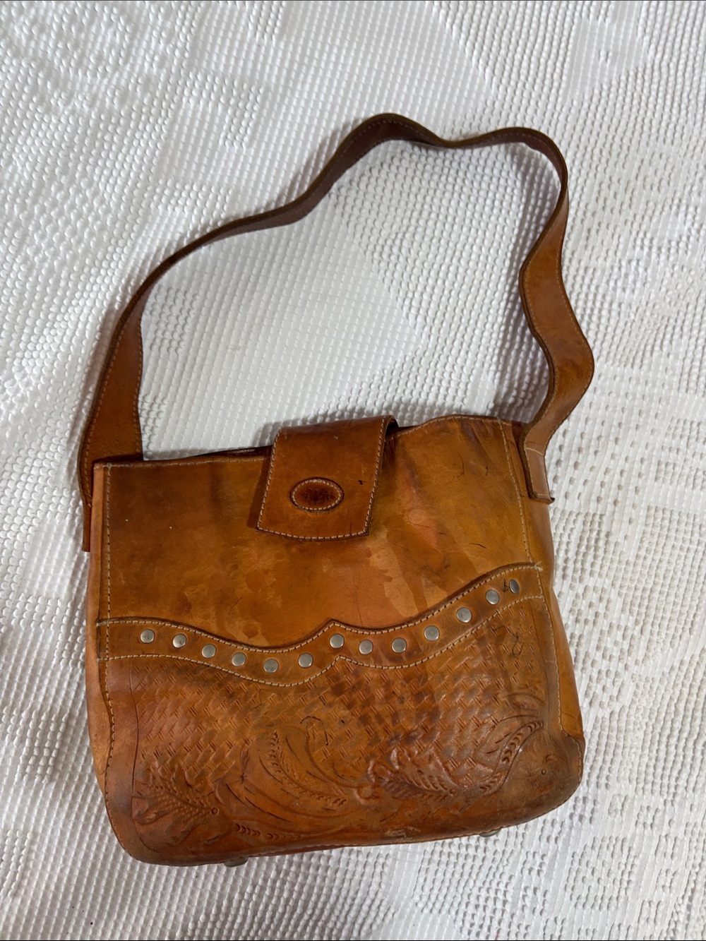 Vintage-Inspired Tan Leather Shoulder Bag